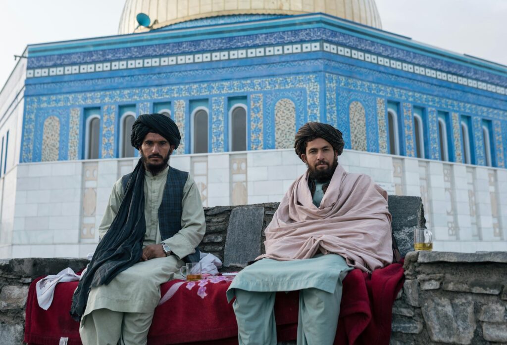 Kekayaan Budaya Afghanistan dalam Seni Menenun Tradisional: Melestarikan Warisan Geometri Islam melalui Pakaian Hangat