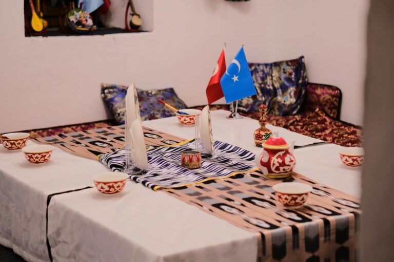 Upacara Teh Tiga Gelas Uyghur: Warisan Budaya yang Menggabungkan Rasa, Aroma, dan Spiritualitas