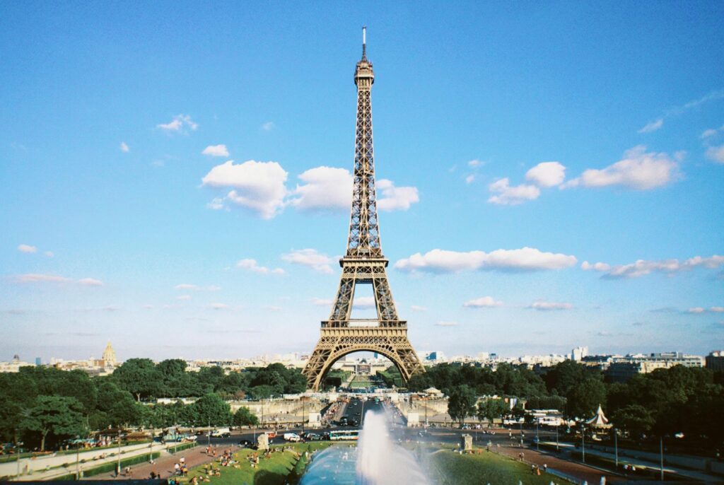 Aktivis Gantung Bendera Palestina di Menara Eiffel saat Peringatan Nakba
