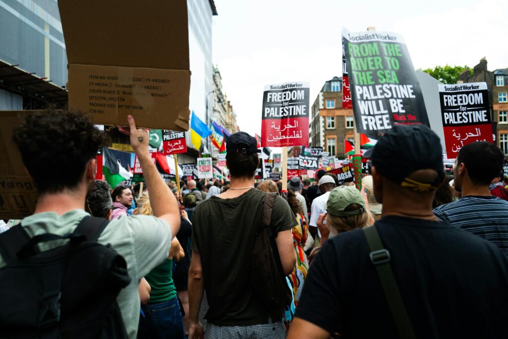 Puluhan Ribu Berunjuk Rasa di London untuk Aksi Sayap Kanan dan Pro-Palestina