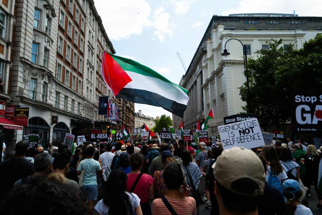 Polisi Tangkap 43 Orang Saat Aksi ‘Unite the Kingdom’ dan Pawai Pro-Palestina di London