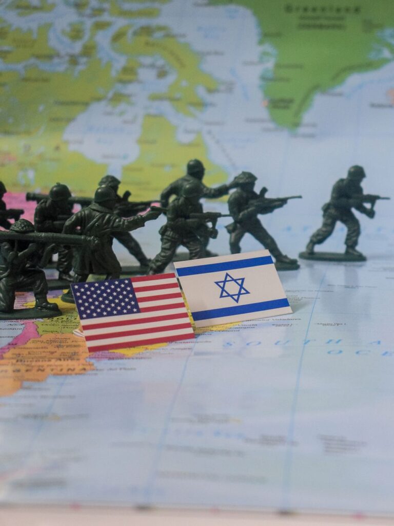 هدية عيد الميلاد الـ80: Mengapa Trump Mendesak Tanda Tangan Kesepakatan dan Iran Meragukan?