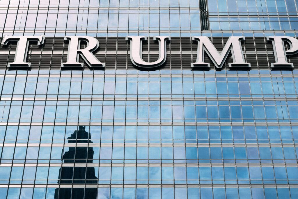Live updates: Trump tandatangani perjanjian interim untuk mengakhiri perang di Iran