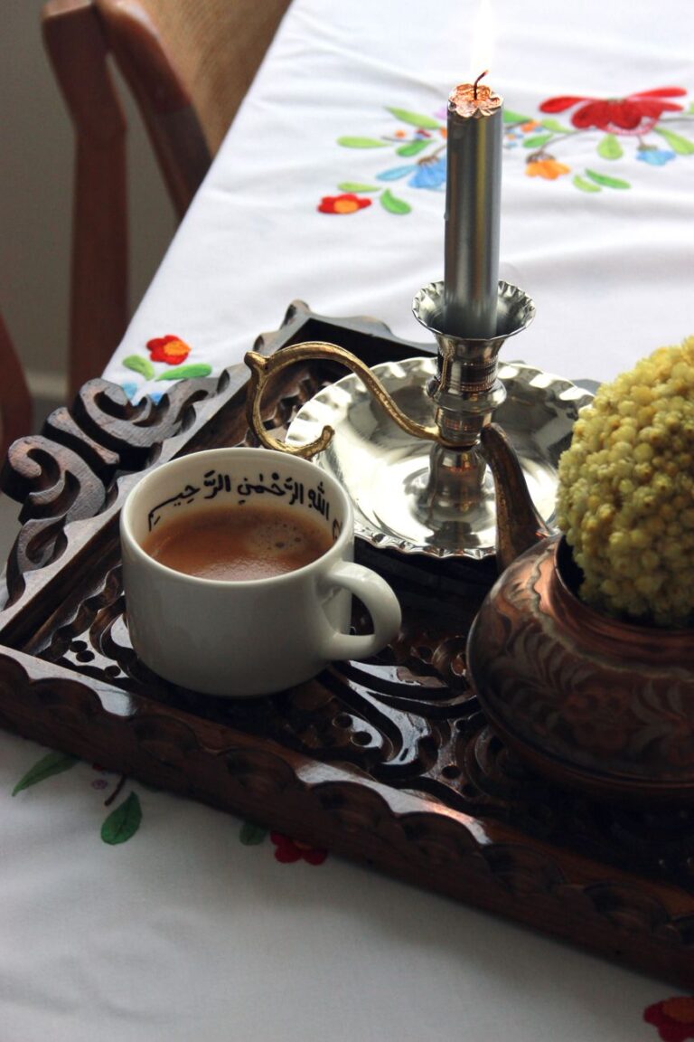 Qahwa: Tradisi Kopi Arab sebagai Simbol Keramahtamahan dan Penghormatan dalam Majlis