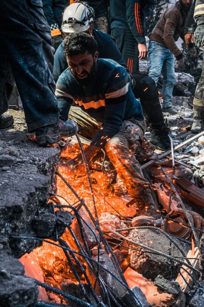 Tim Pertahanan Sipil Angkat Jasad Pekerja yang Terperangkap di Bawah Reruntuhan di Al-Shqif, Provinsi Halep