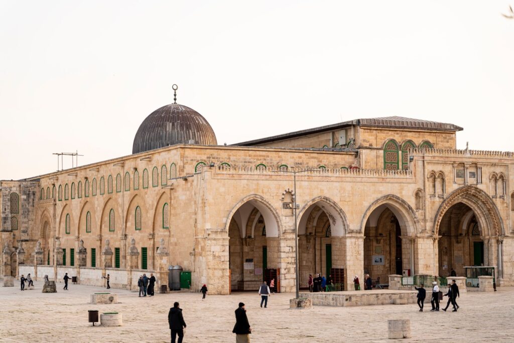 Israel Menahan Mufti Agung Yerusalem, Larang Masuk Al-Aqsa Selama 1 Minggu