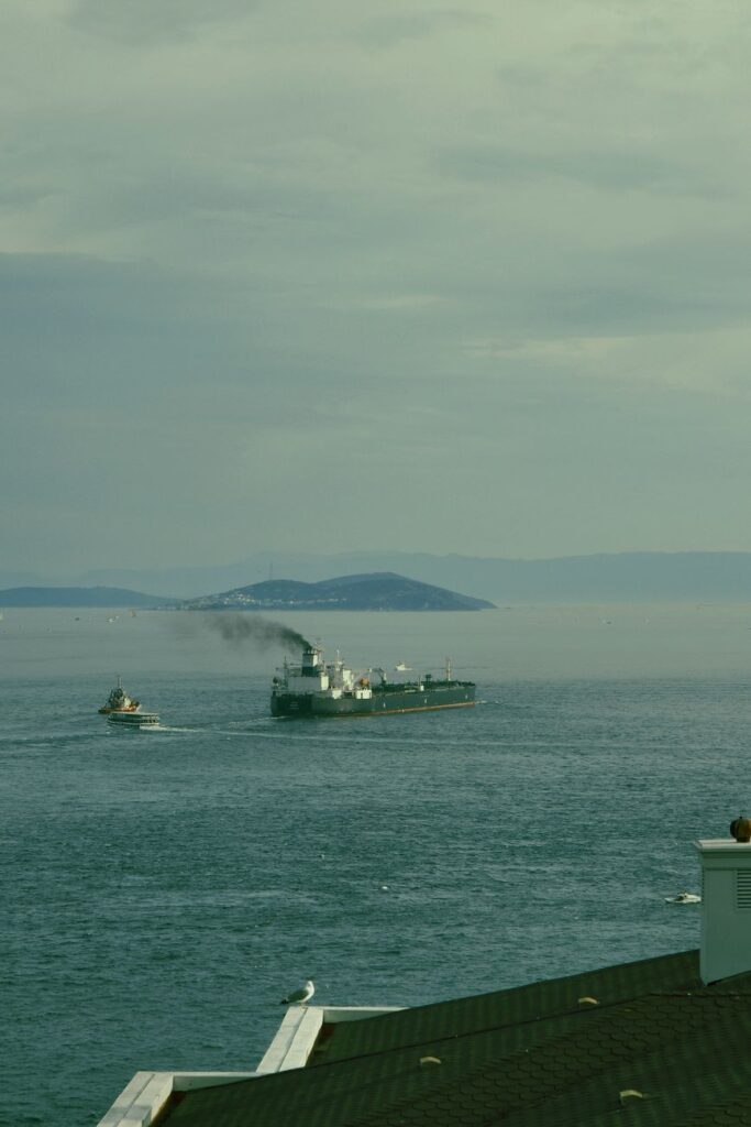 Marinir AS Naiki Tanker di Teluk Oman Saat AS Perluas Serangan ke Iran; Lima Jembatan Dihantam