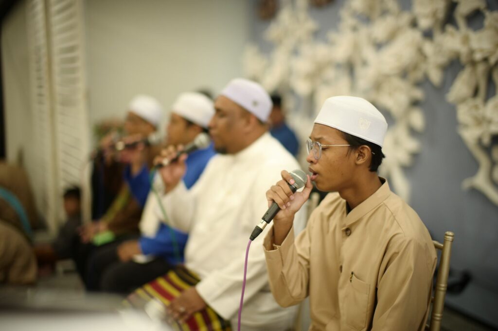 Bahasa Rohingya dalam Nyanyian Religius: Pelestarian Identitas Melalui Tradisi Lisan