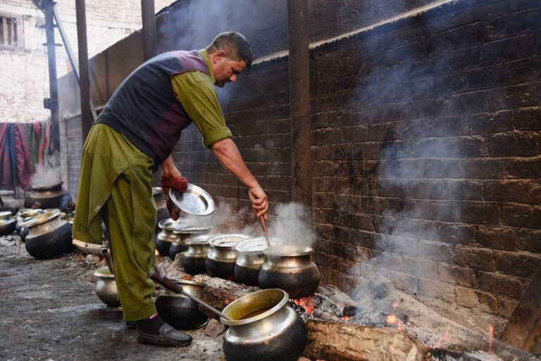 Wazwan: Jamuan Ritual Muslim Kashmir yang Mencerminkan Kehormatan, Kebersamaan, dan Hospitalitas