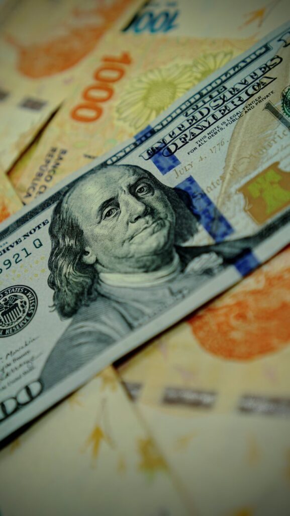 Dolar AS Turun Setelah AS Menangguhkan Serangan ke Iran