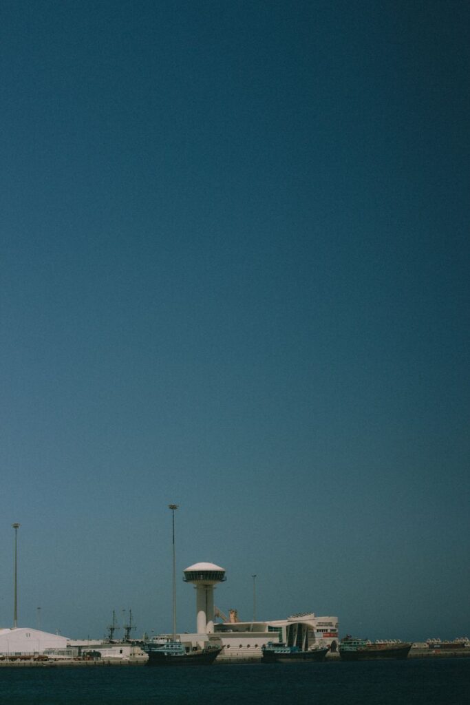 Iran: Pembicaraan Tehran-Oman soal Hormuz ‘Positif’; Kapal Dihantam di Laut Merah