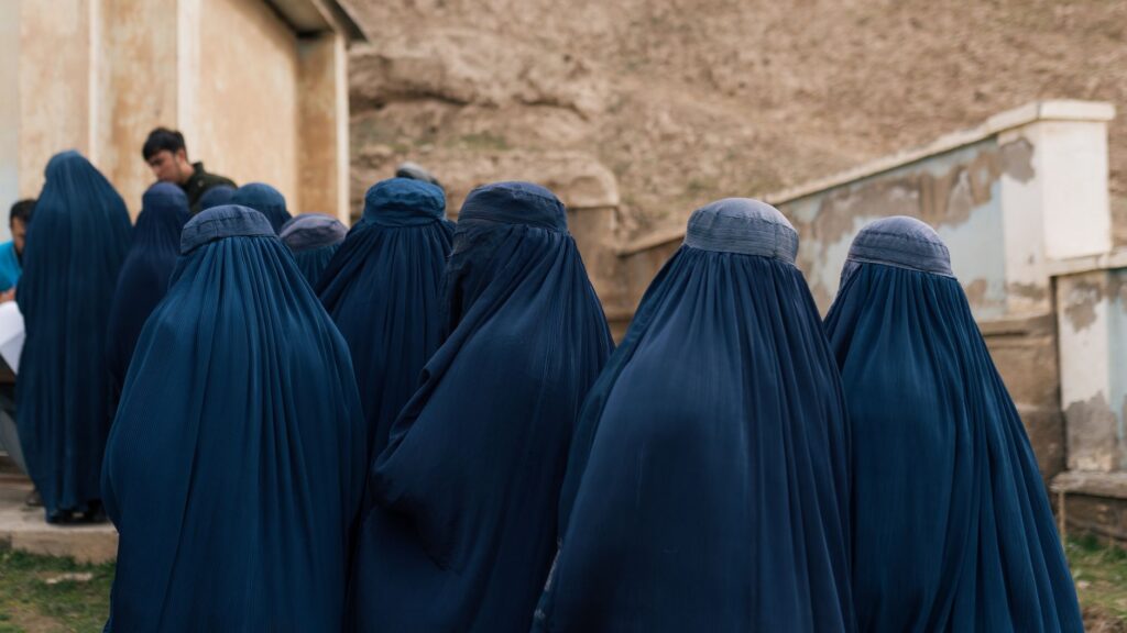 Burqa Biru Afghanistan: Antara Tradisi, Kehormatan, dan Kontrol